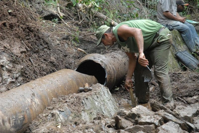 Crecida de río provocan inundaciones, y rotura en conductora de Agua, tras Elsa