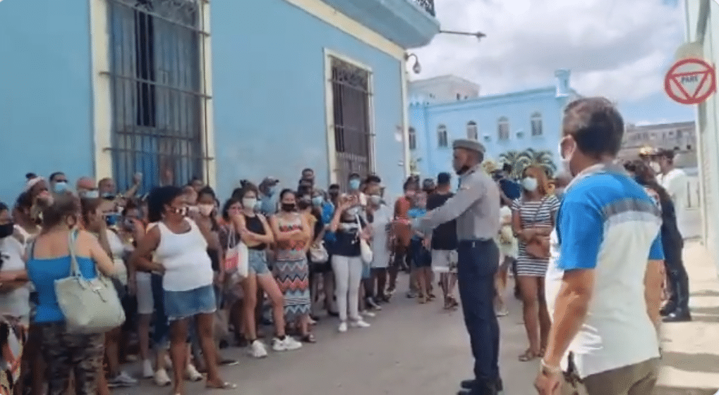 Mujeres cubanas en estación policial