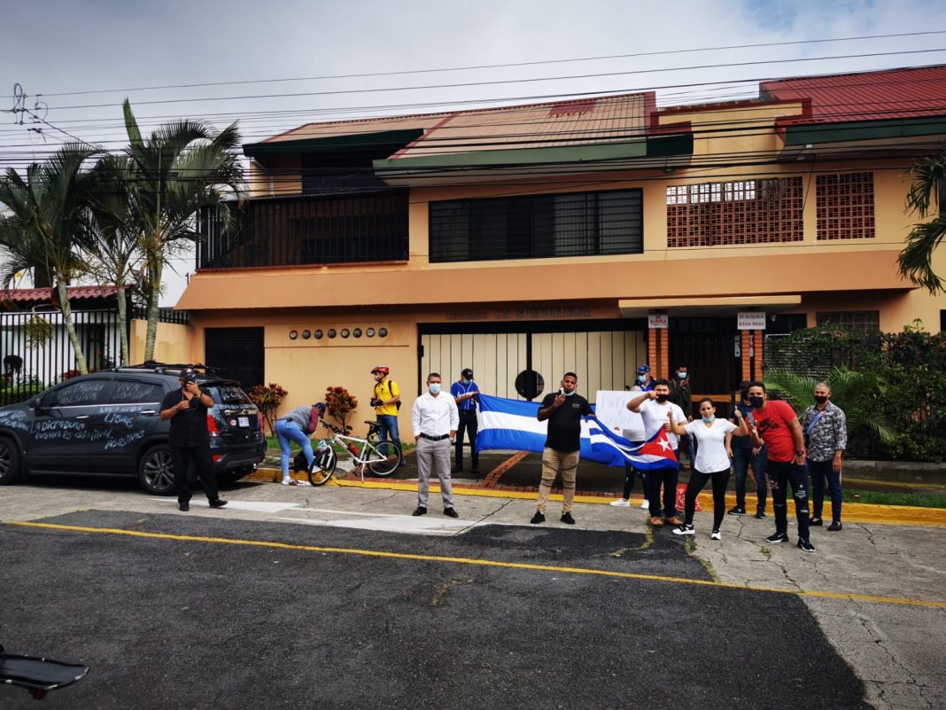 grupo de cubanos protestan en Costa Rica