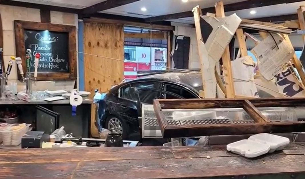 auto se estrella contra restaurante en Miami
