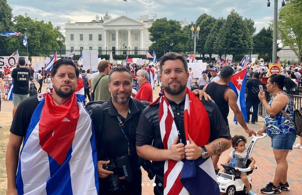 Los Pichy Boys frente a la Casa Blanca