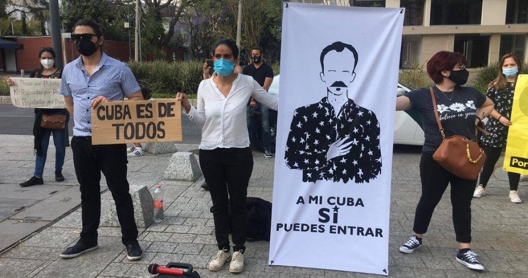 Cubanos en México protestan frente a la embajada de Cuba en México