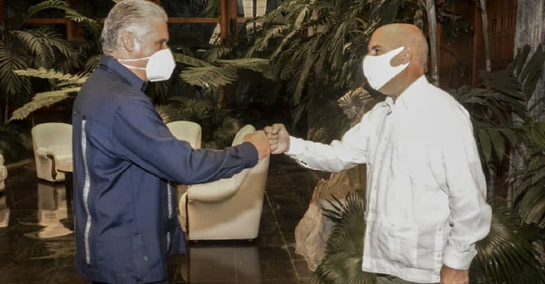 Profesor Carlos Lazo de Puentes de Amor con Miguel Díaz-Canel.