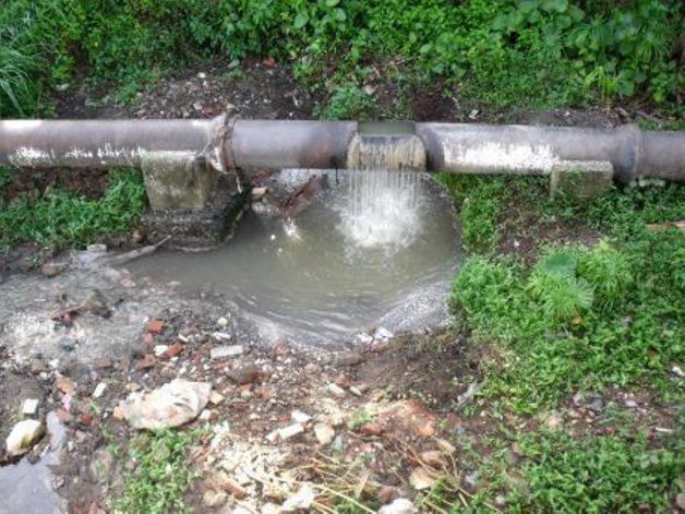 Agua mezclada con desechos