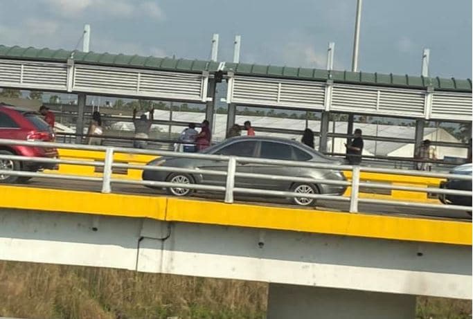 Algunos migrantes logran llegar a puentes fronterizos; los que no, son deportados