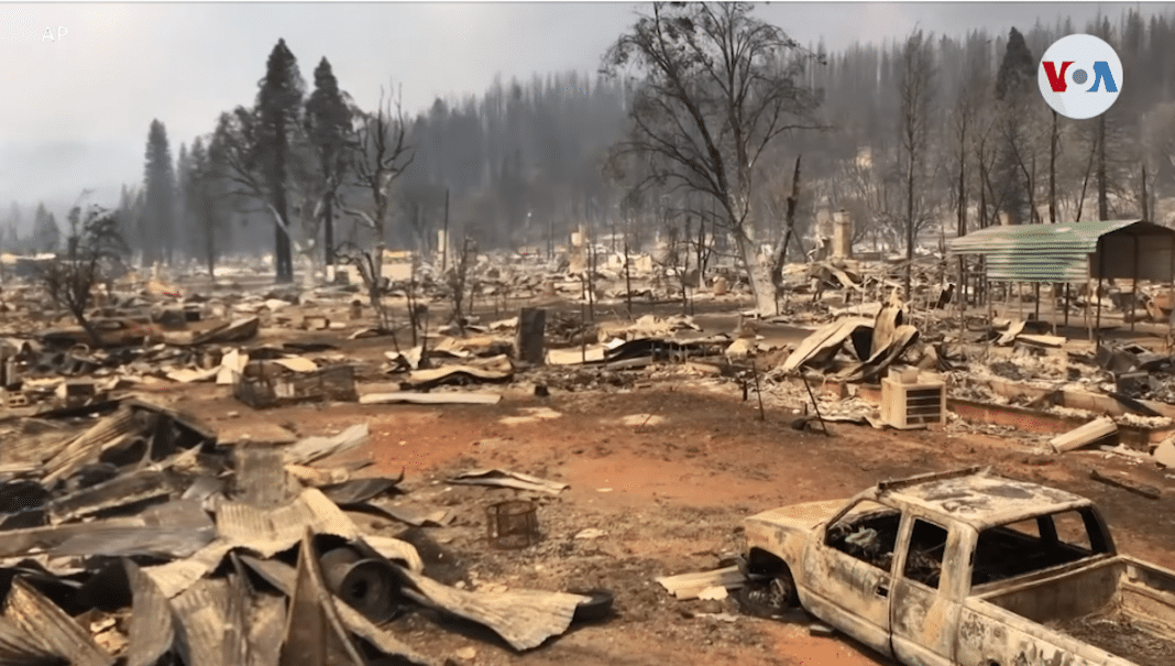 Las llamas de Dixie destruyen terrenos