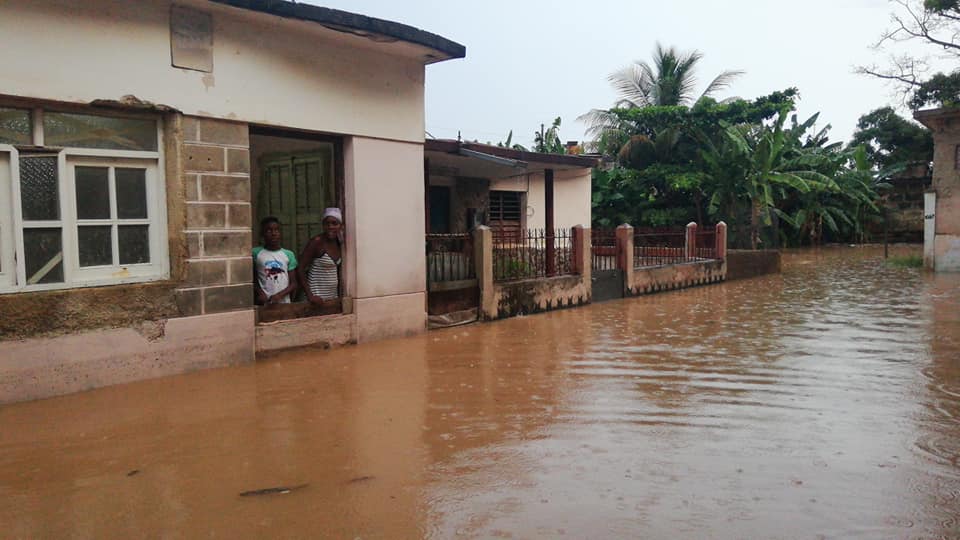 Lluvias intensas en Cárdenas, por poco obligan a salir en lancha