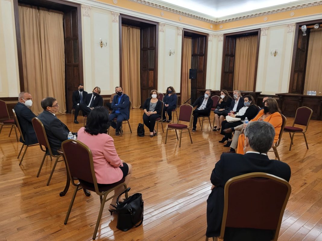 Canciller de Cuba se reúne en Nueva York con charteadores y dueños de agencias.