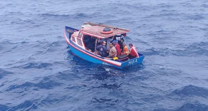 Migrantes cubanos detenidos a bordo de un bote por autoridades de Las Bahamas