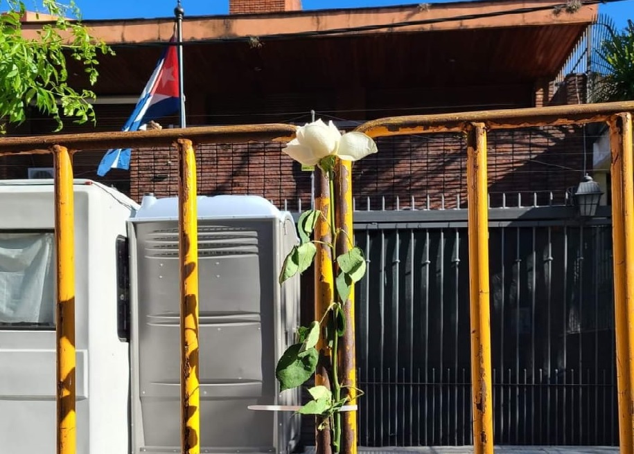Una rosa blanca contra el odio, gesto de un cubano en Uruguay.