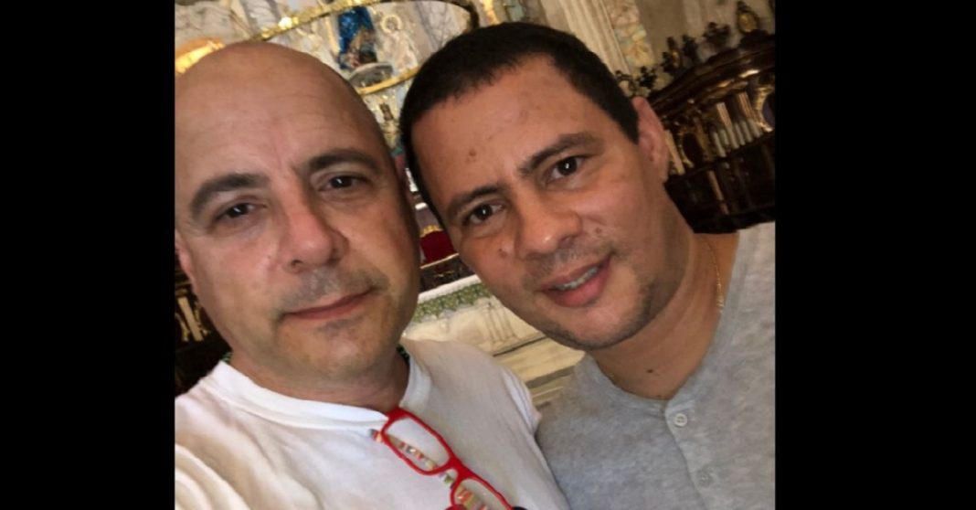 Profesor Carlos Lazo e Israel Rojas, trabajan juntos 