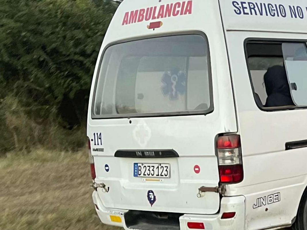 Ambulanciero traslada heridos en Placetas, Villa Clara.
