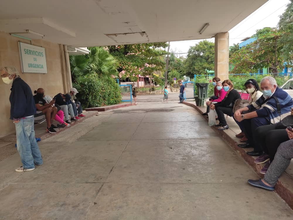 Cubanos hacen cola para hacerse un PCR en un policlínico