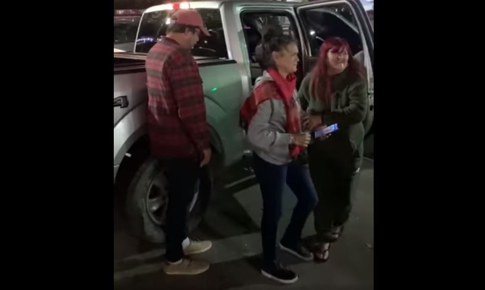 Cubanos ayudan a compatriotas en la calle de Miami