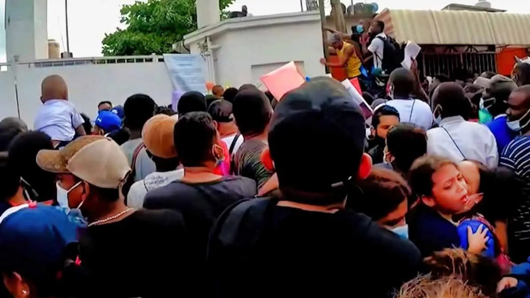 Migrantes cubanos y venezolanos asaltan oficina del INM en México