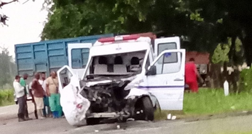 Ambulancia queda destrozada tras accidente en Cuba