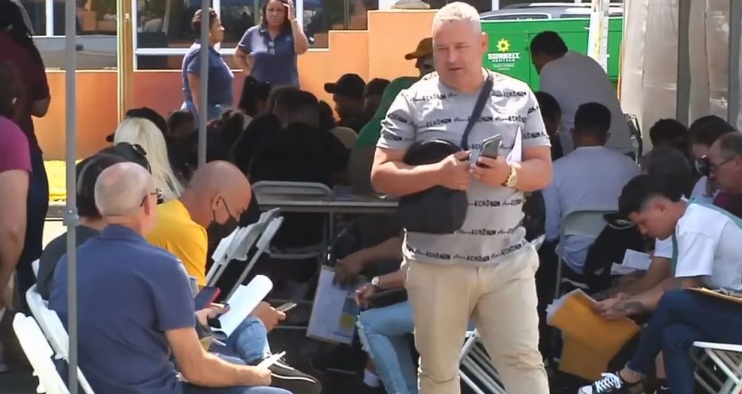 Inmigrantes ilegales admitidos en los EE.UU. hacen cola en Miami