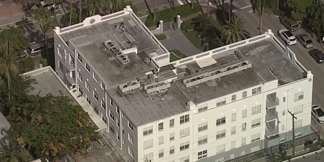 Las lluvias colapsan el techo de un edificio en Miami Beach