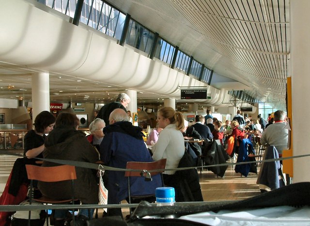 Mujer extravía pasaporte de su hijo y arruina vacaciones familiares