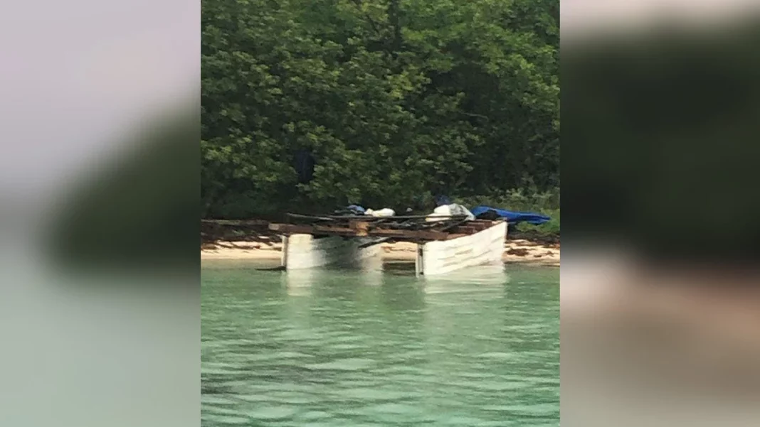 Balseros cubanos llegan a EE.UU. en un catamarán improvisado.