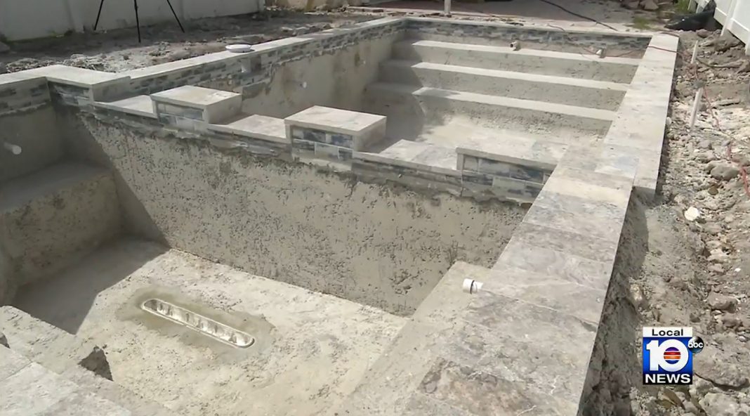 Hispana en la Florida quería una piscina en su casa, pero terminó siendo estafada