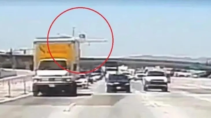 Un pequeño avión modelo Cessna se estrella contra una autopista en California, EE.UU.