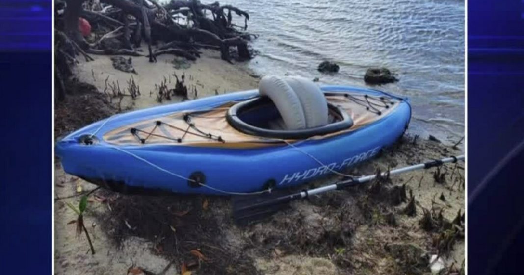 Un cubano llega en un kayak inflable a Cayo Maratón, en la Florida
