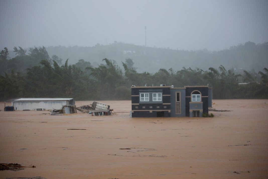 El huracán Fiona provoca inundaciones, deslizamientos de tierra y cortes de energía en Puerto Rico.