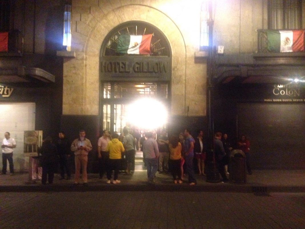 las personas salen a la calle después de un terremoto en México