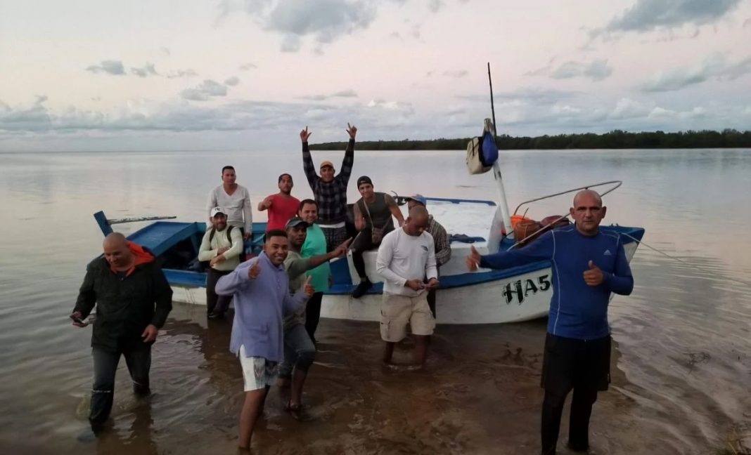 Ex pelotero cubano y un grupo de amigos llegan en bote a los EE.UU.