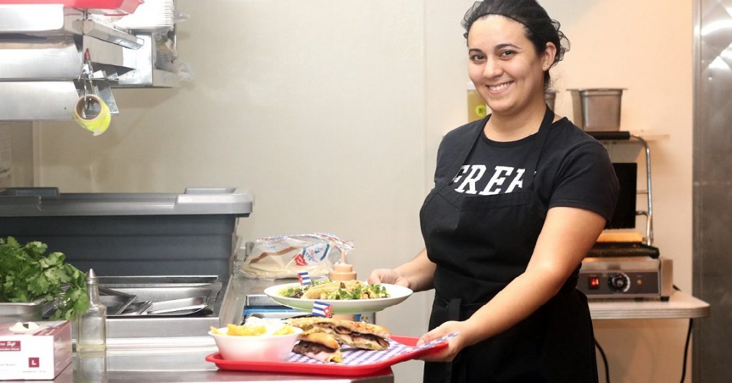 La historia detrás de Cubanita´s Kitchen tiene a esta joven migrante cubana como protagonista principal.