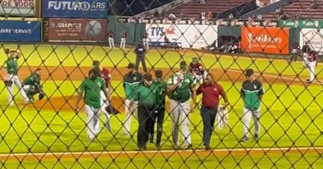 Pitcher cubano Lázaro Blanco es golpeado en el rostro