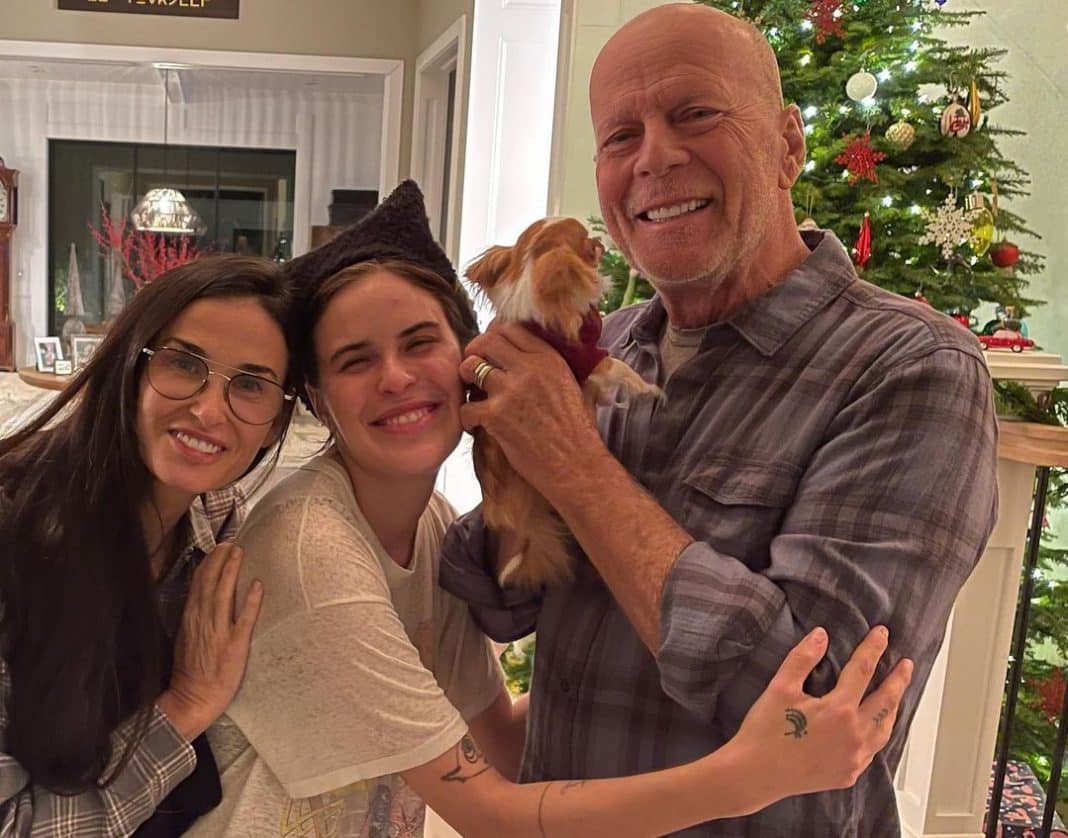 Demi Moore junto a bruce willis y una hija de ambos