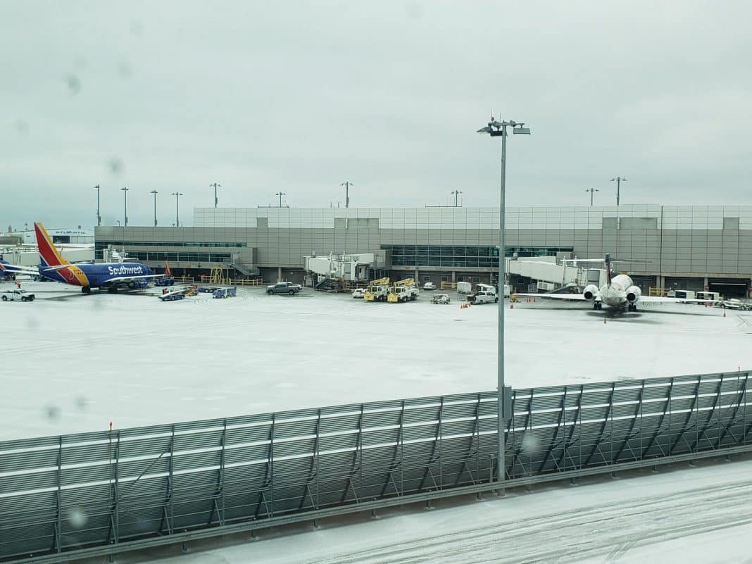 Miles de vuelos cancelados por nevada en Texas.