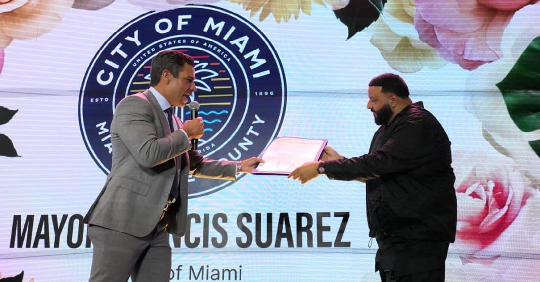Alcalde de Miami Francis Suárez entrega llaves de ciudad a Dj Khaled.