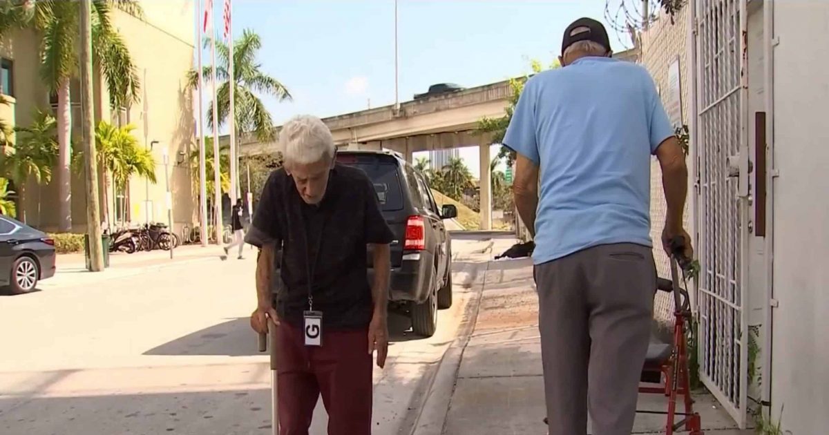 Dos ancianos cubanos se ven forzados a vivir en las calles de Miami ...