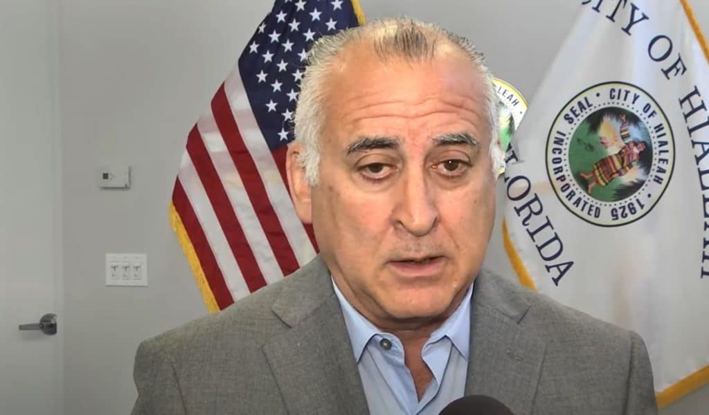 Alcalde de Hialeah reconoce que oleada migratoria ha colapsado la