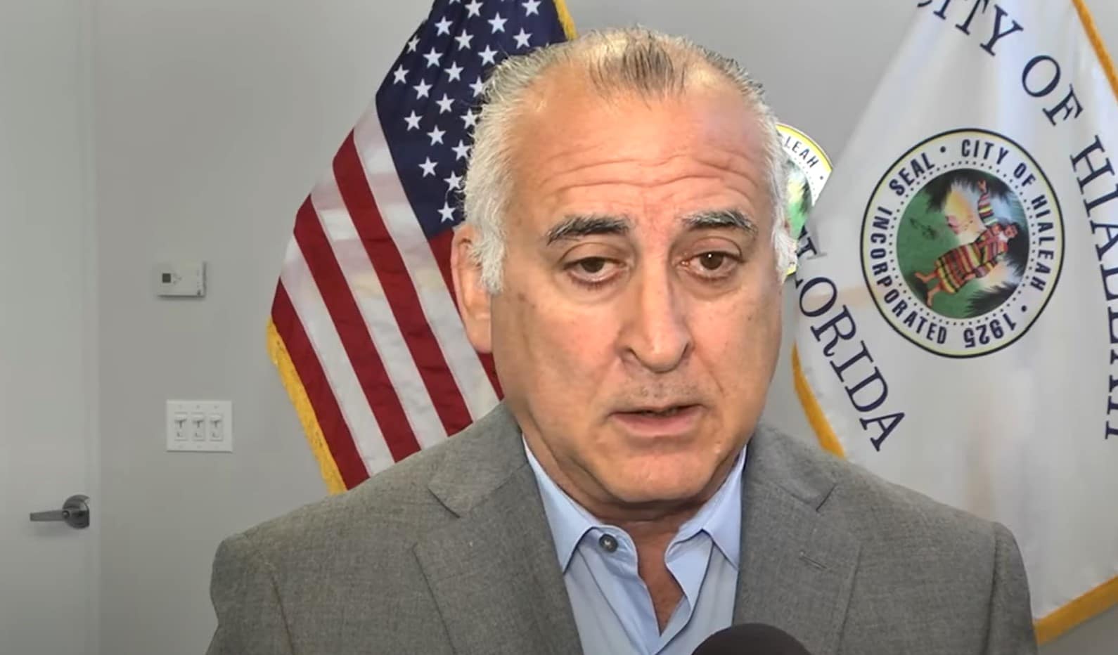 Alcalde de Hialeah reconoce que oleada migratoria ha colapsado la