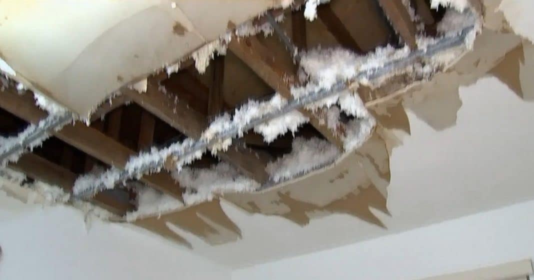 pareja de cubanos piden ayuda, tras desplomarse el techo de su casa