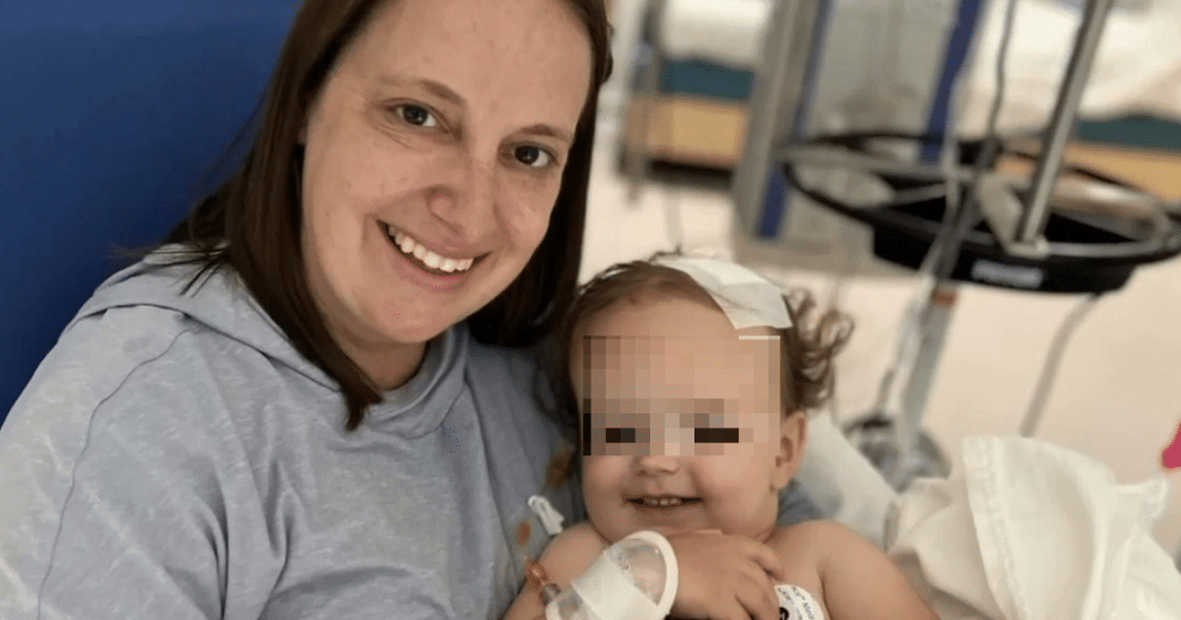 Bebé que nació con raro tumor cerebral es feliz después de operada