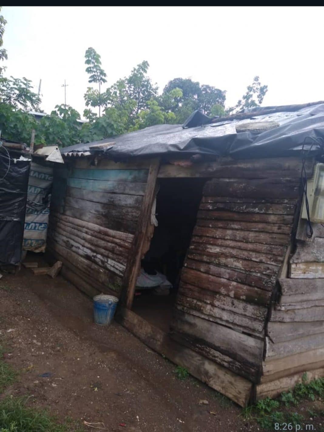 Casa precaria donde viven Eden y su abuela / Foto tomada del Facebook de Helen Fuentes
