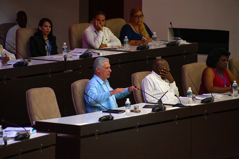 Díaz-Canel se reune con diputados / Foto de Cubadebate