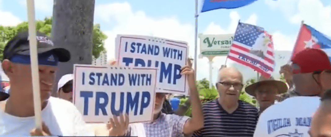 Exiliados cubanos esperan a Trump en el Versailles / Foto Captura de video Twitter