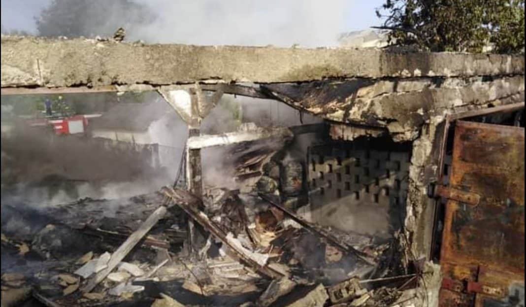 Incendio en Manzanillo reporta al menos cinco heridos, todos bomberos.