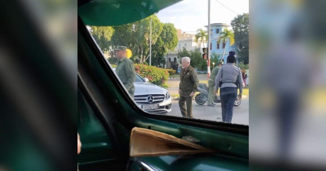 Motorina en La Habana choca contra auto en que viajaba Ramiro Valdés Menéndez