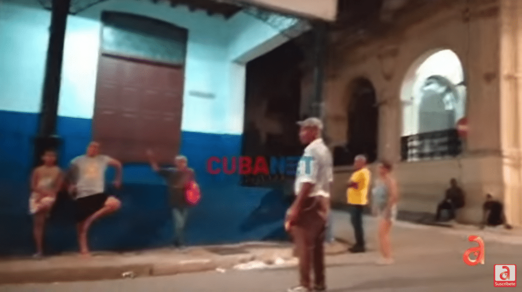 Cubano explota en una cola del pan