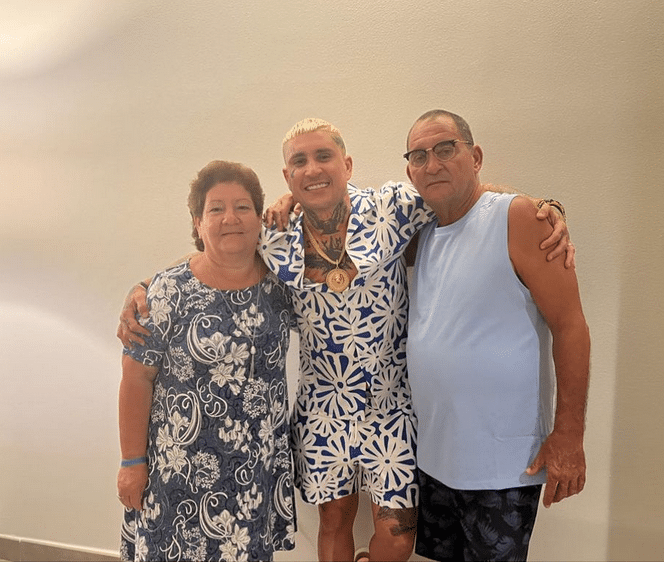 Emotivo reencuentro de Osmani García con sus padres en Punta Cana