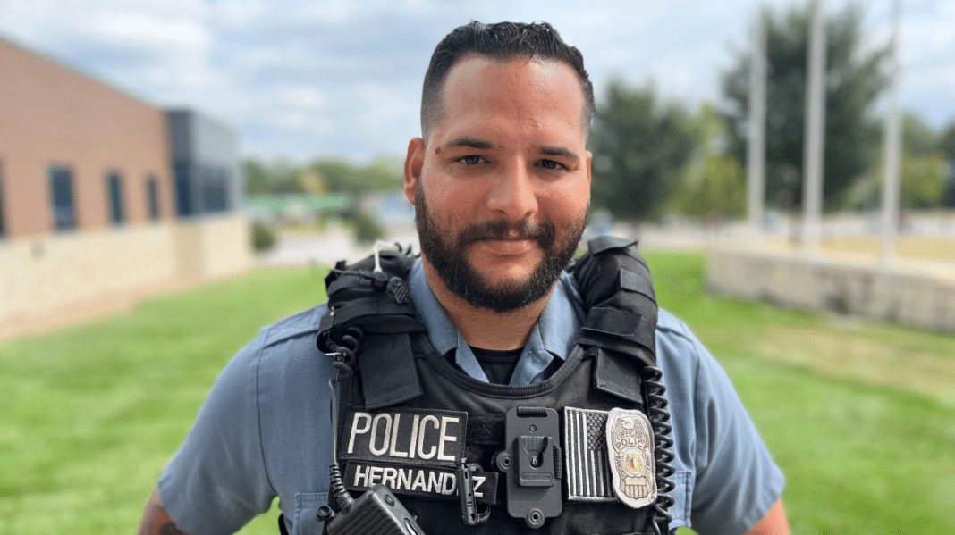 El policía cubano americano Daniel Hernández que trabaja en Kansas City