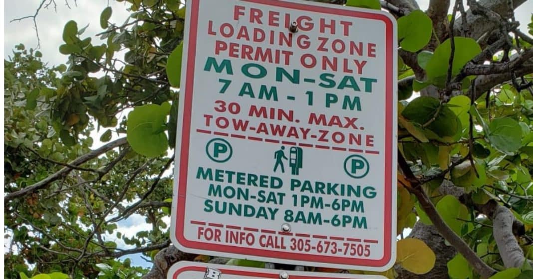 Gruero cubano le remolca el auto a un anciano en Miami.