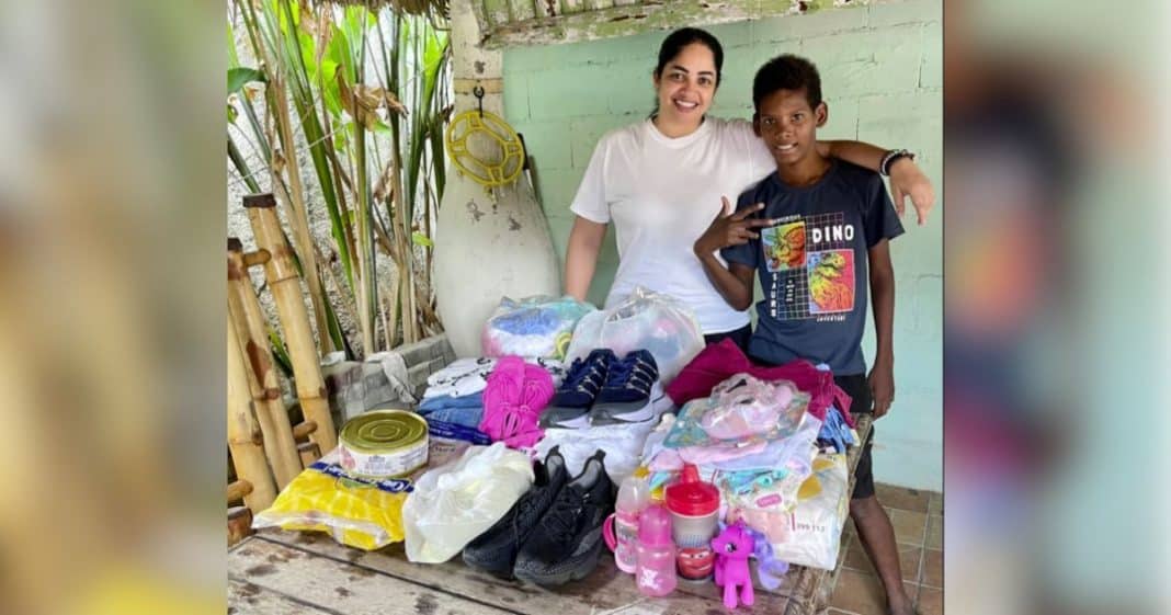 Acitvistas cubanos reparten ayuda entre personas necesitadas